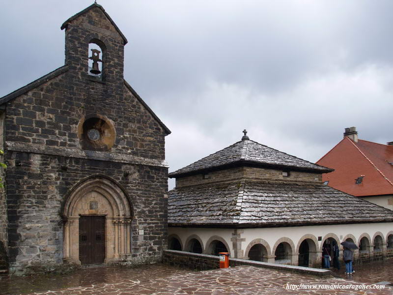 IGLESIA DE SANTIAGO Y SILO DE CARLOMAGNO